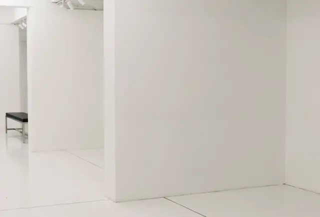 Ambiente clínico claro e vazio.