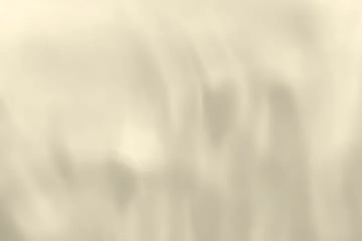 Textura abstrata em tons de bege, ondas suaves como água.