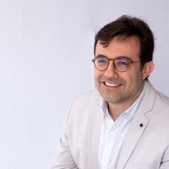 Retrato do Dr. Fábio Minotti de blazer claro.